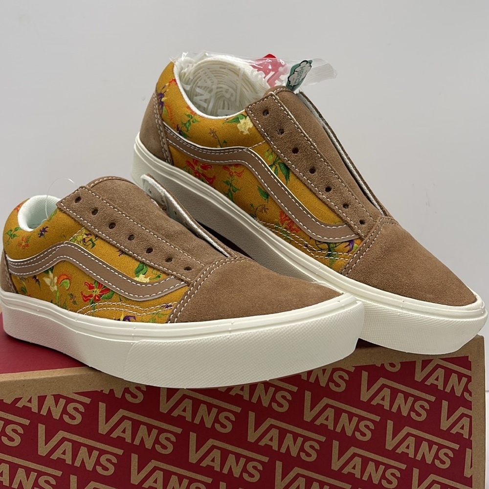 Vans WMNS Floral Tan Sneakers Comfycush Old
Fatal Floral Golden Brow
VN0A5DYC1M7 - Picture 4 of 16